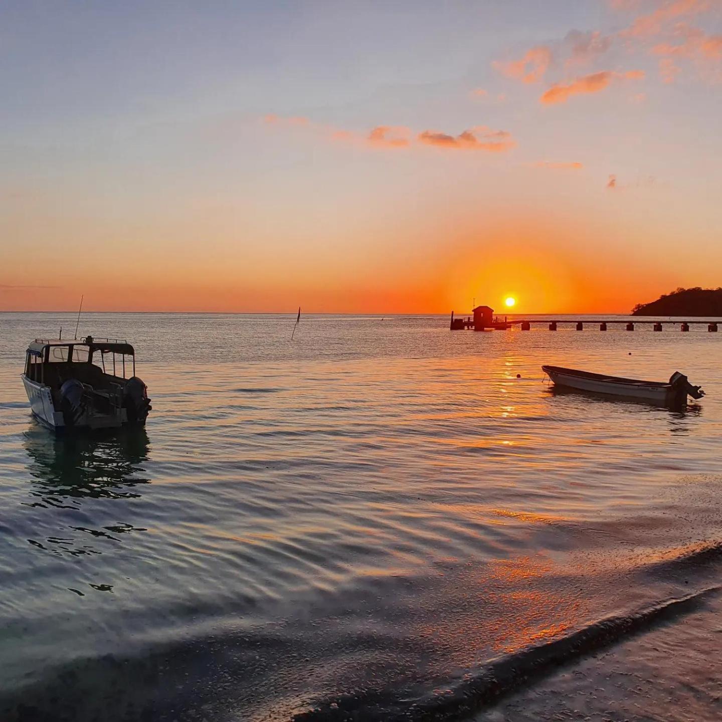 Ratu Kini Dive & Stay Mana Island Exterior photo